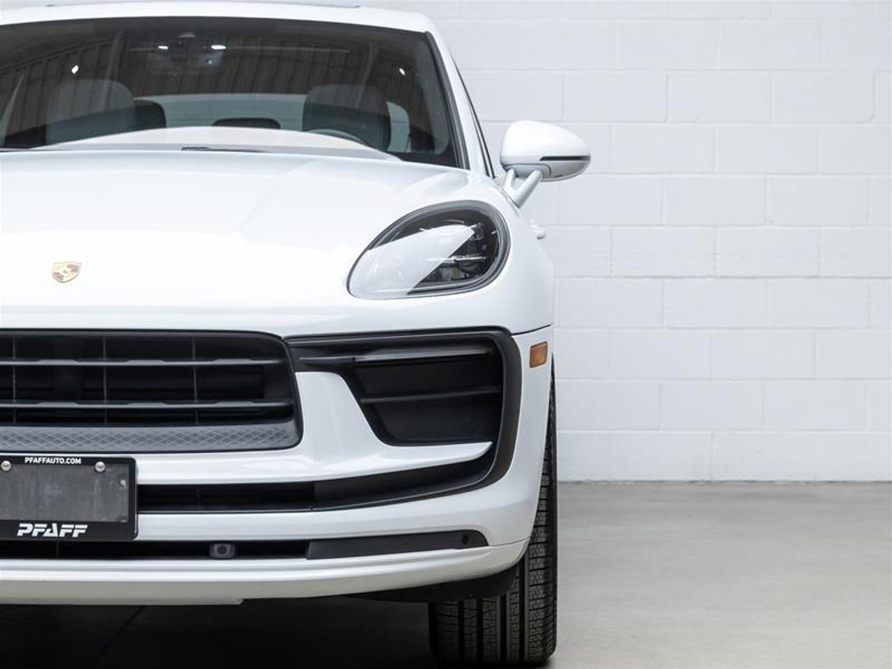 2023 Porsche Macan  Photo3
