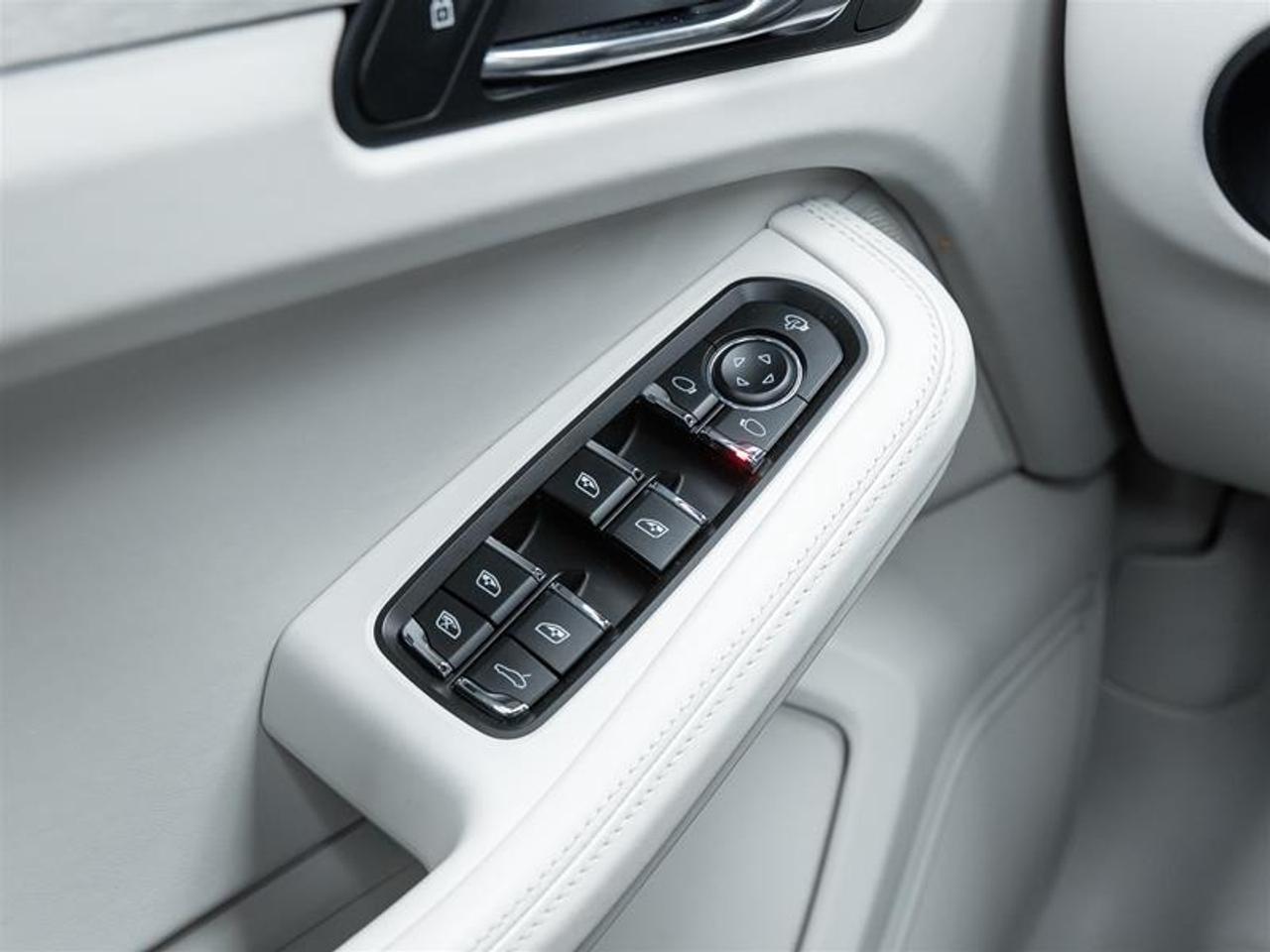 2023 Porsche Macan  Photo