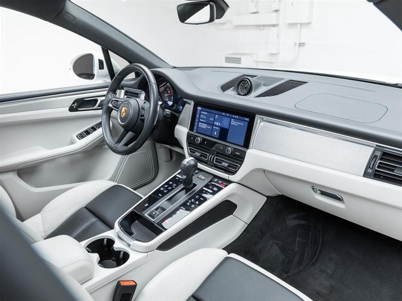 2023 Porsche Macan  Photo
