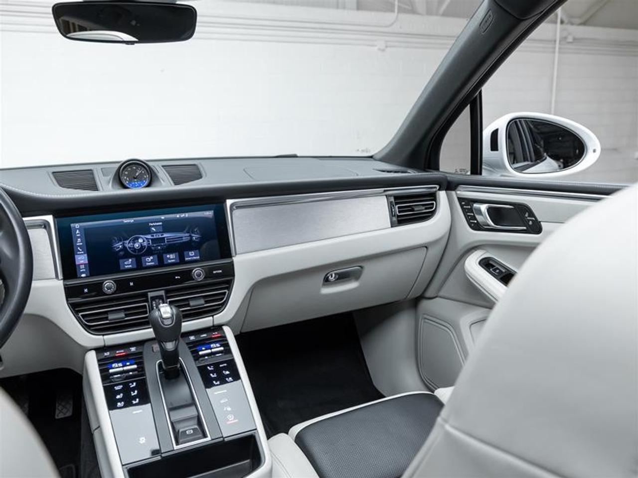 2023 Porsche Macan  Photo