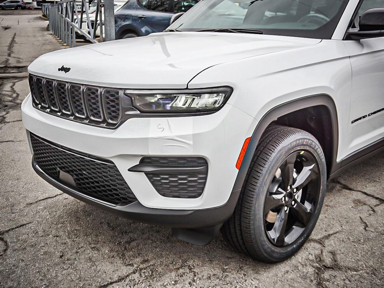 2025 Jeep Grand Cherokee  Photo3