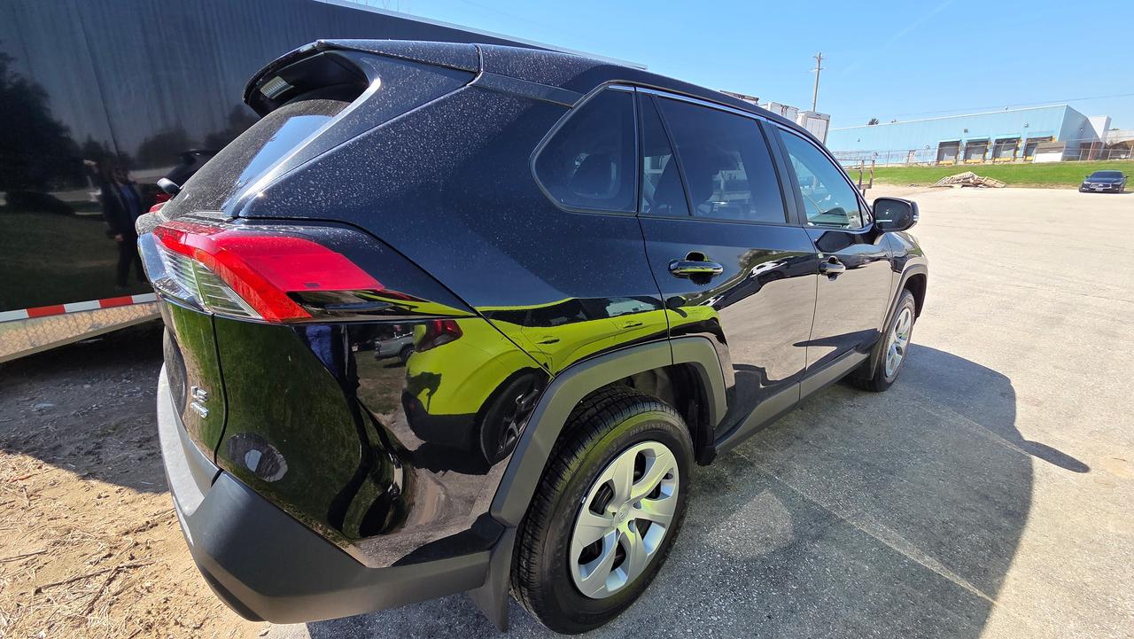 2022 Toyota RAV4 LE Photo4