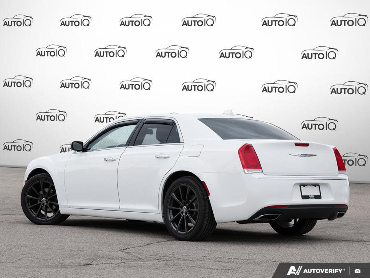 2018 Chrysler 300 LIMITED Photo3
