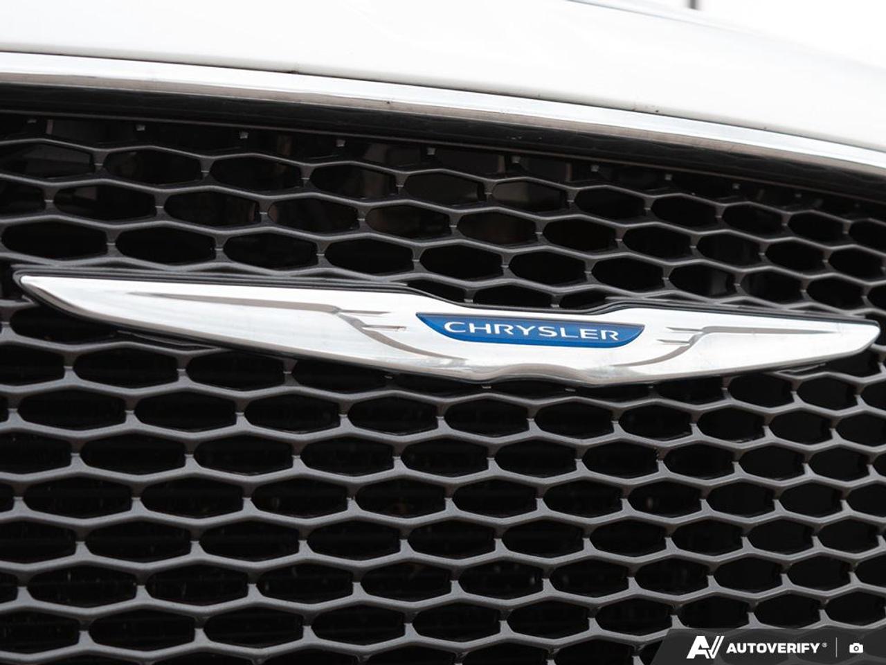 2018 Chrysler 300 LIMITED Photo