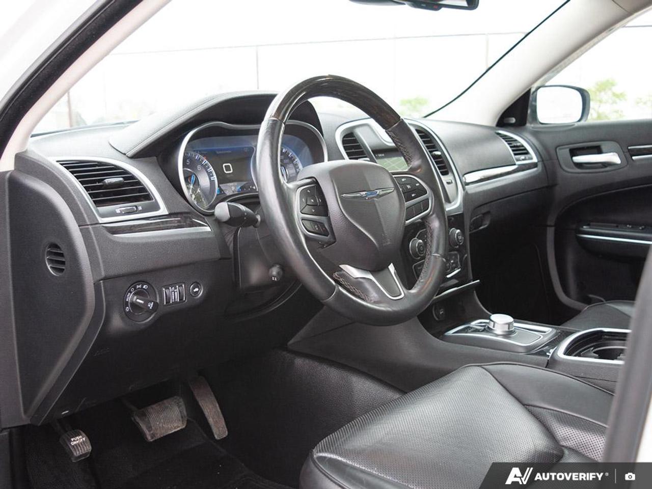 2018 Chrysler 300 LIMITED Photo