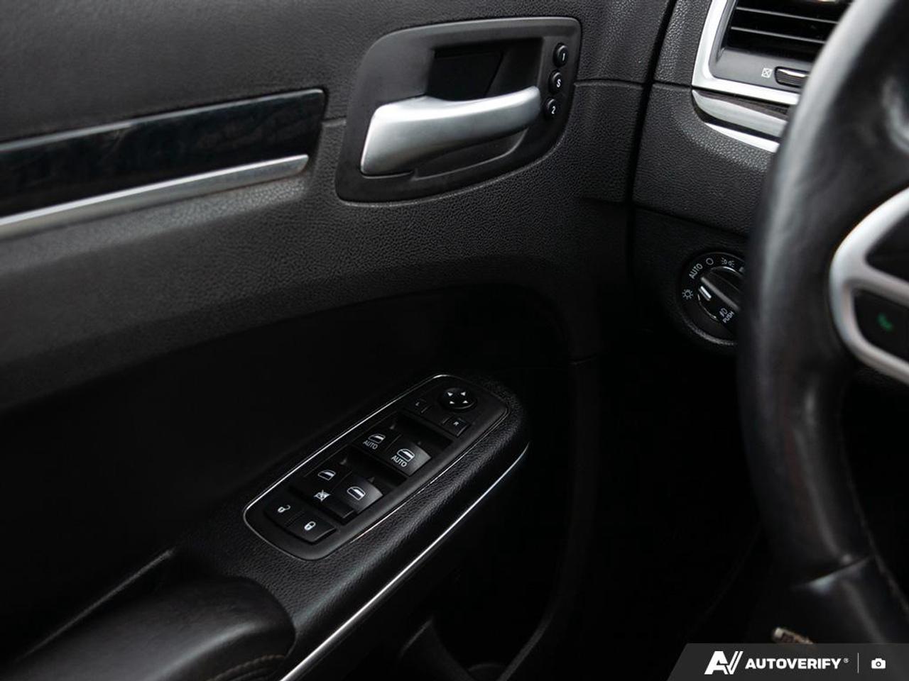 2018 Chrysler 300 LIMITED Photo