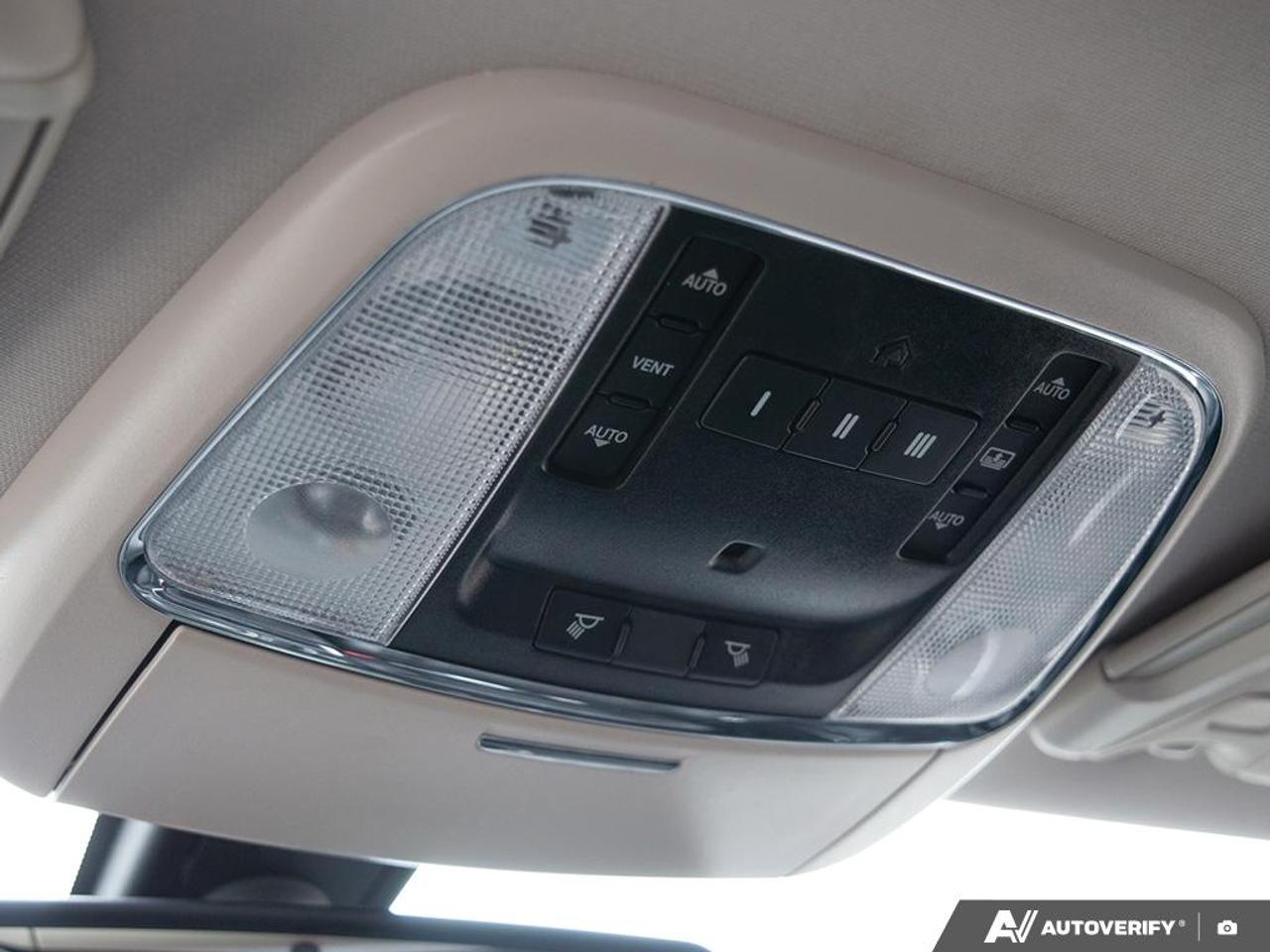 2018 Chrysler 300 LIMITED Photo