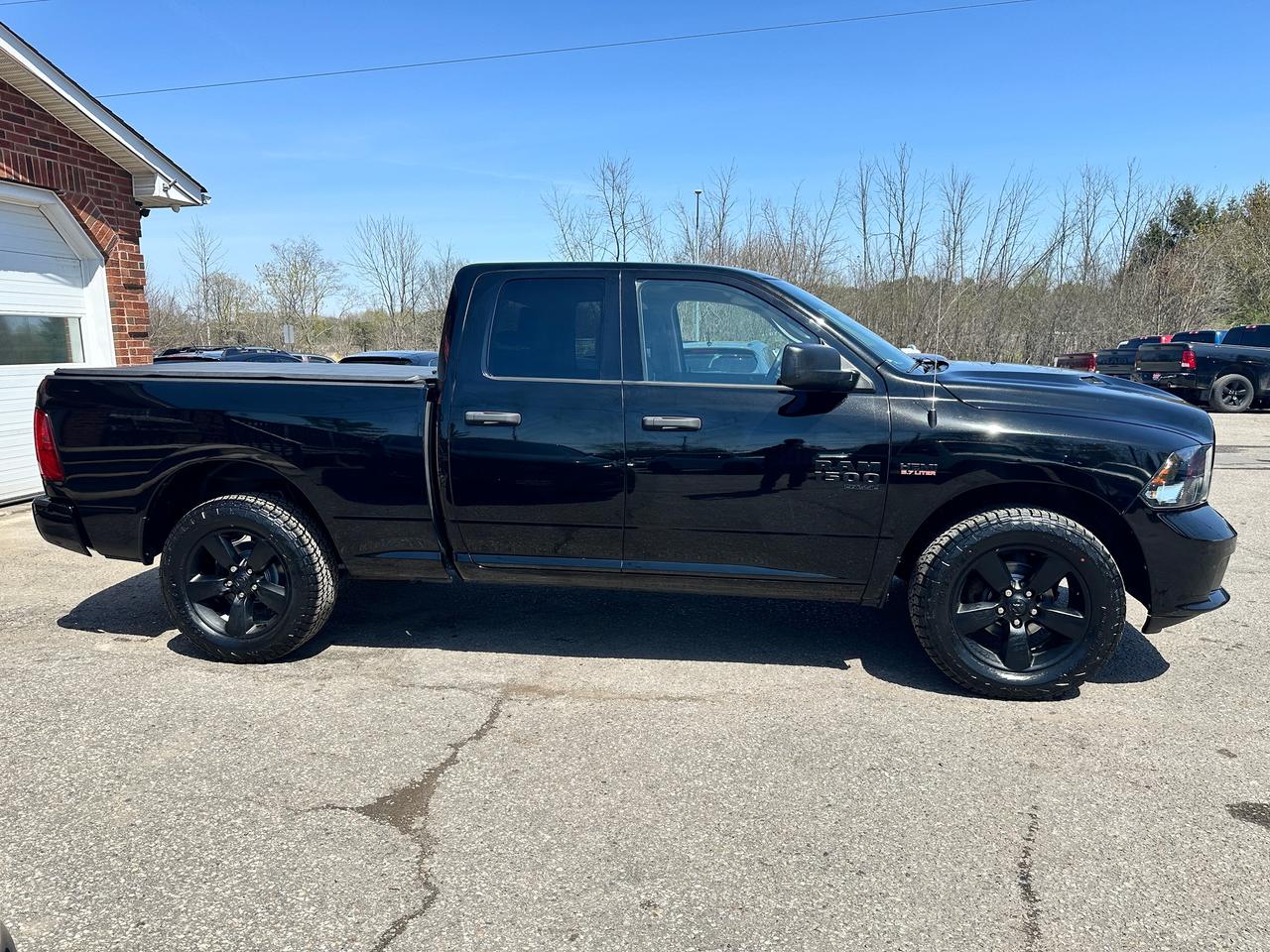 2019 RAM 1500 Classic Express4X4 DBLCab HEMI Cloth 6Passenger XM CarPlay Photo4