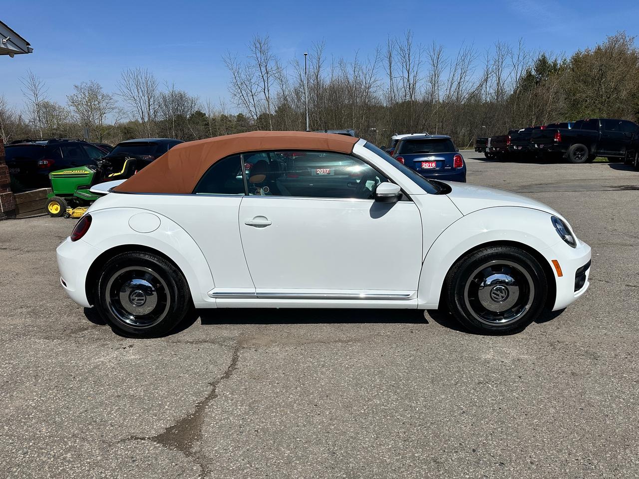 2017 Volkswagen Beetle Classic Convertible FM/XM Bluetooth BackupCam A/C Photo4