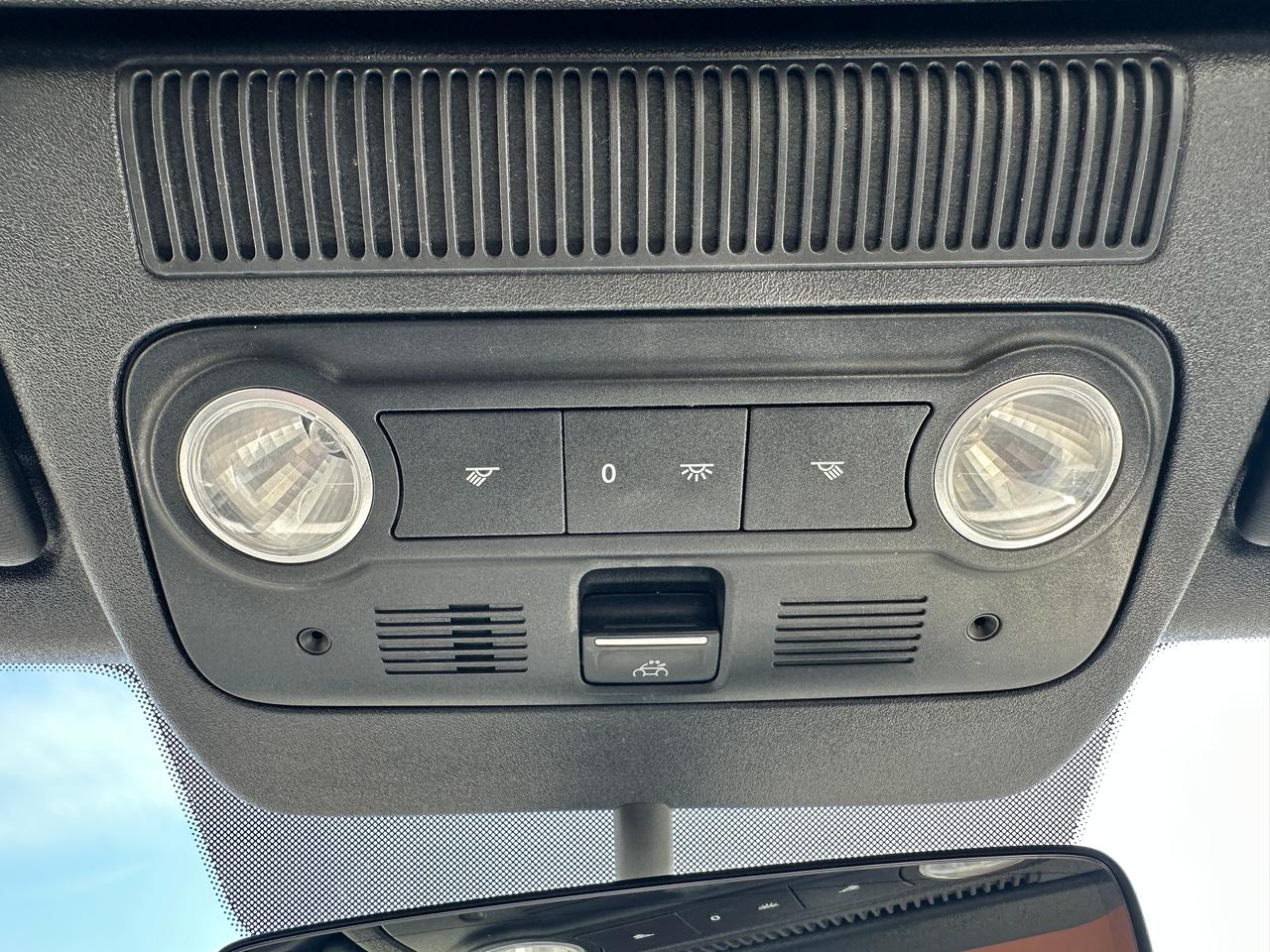 2017 Volkswagen Beetle Classic Convertible FM/XM Bluetooth BackupCam A/C Photo
