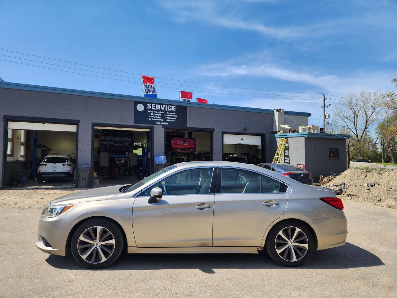 2016 Subaru Legacy 2.5i w/Limited & Tech Pkg l LOW KM l Clean Carfax Photo3