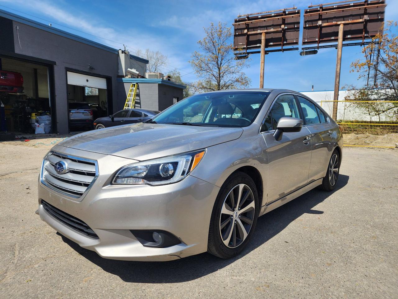2016 Subaru Legacy 2.5i w/Limited & Tech Pkg l LOW KM l Clean Carfax - Photo #1