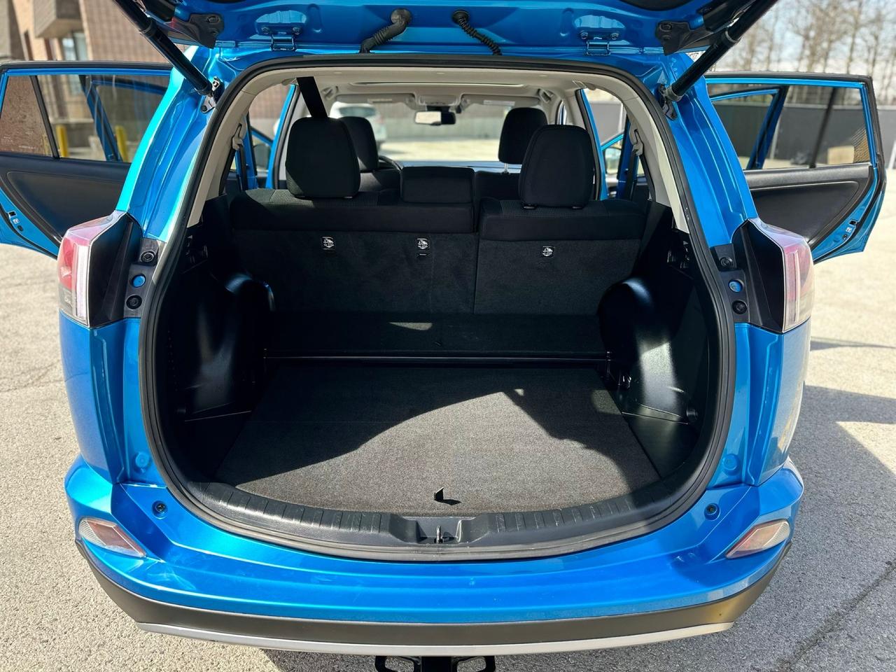 2017 Toyota RAV4  AWD Hybrid XLE Photo