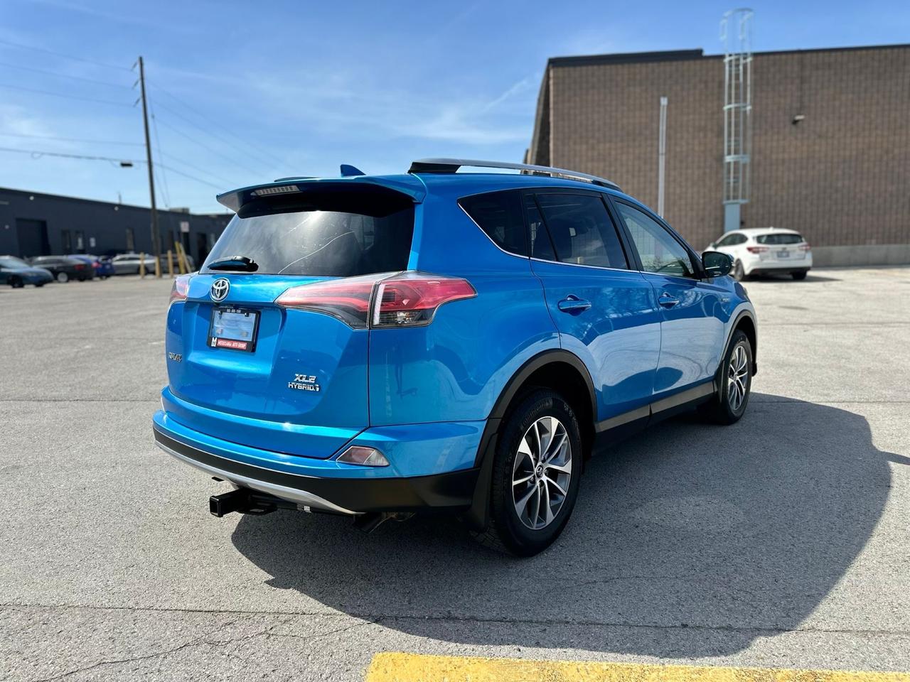 2017 Toyota RAV4  AWD Hybrid XLE Photo4