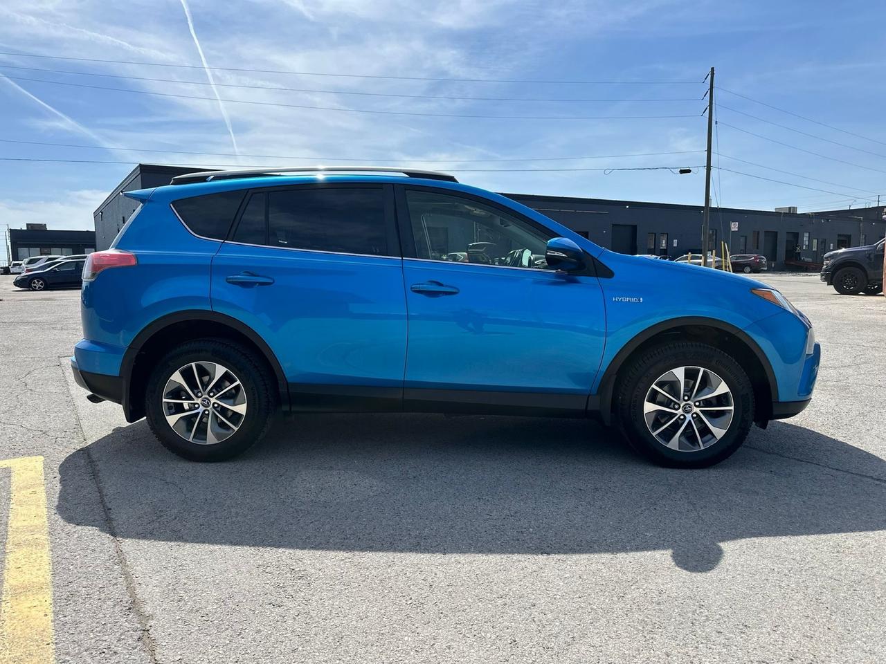 2017 Toyota RAV4  AWD Hybrid XLE Photo3