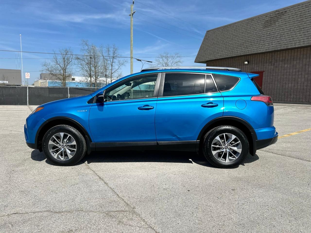 2017 Toyota RAV4  AWD Hybrid XLE Photo