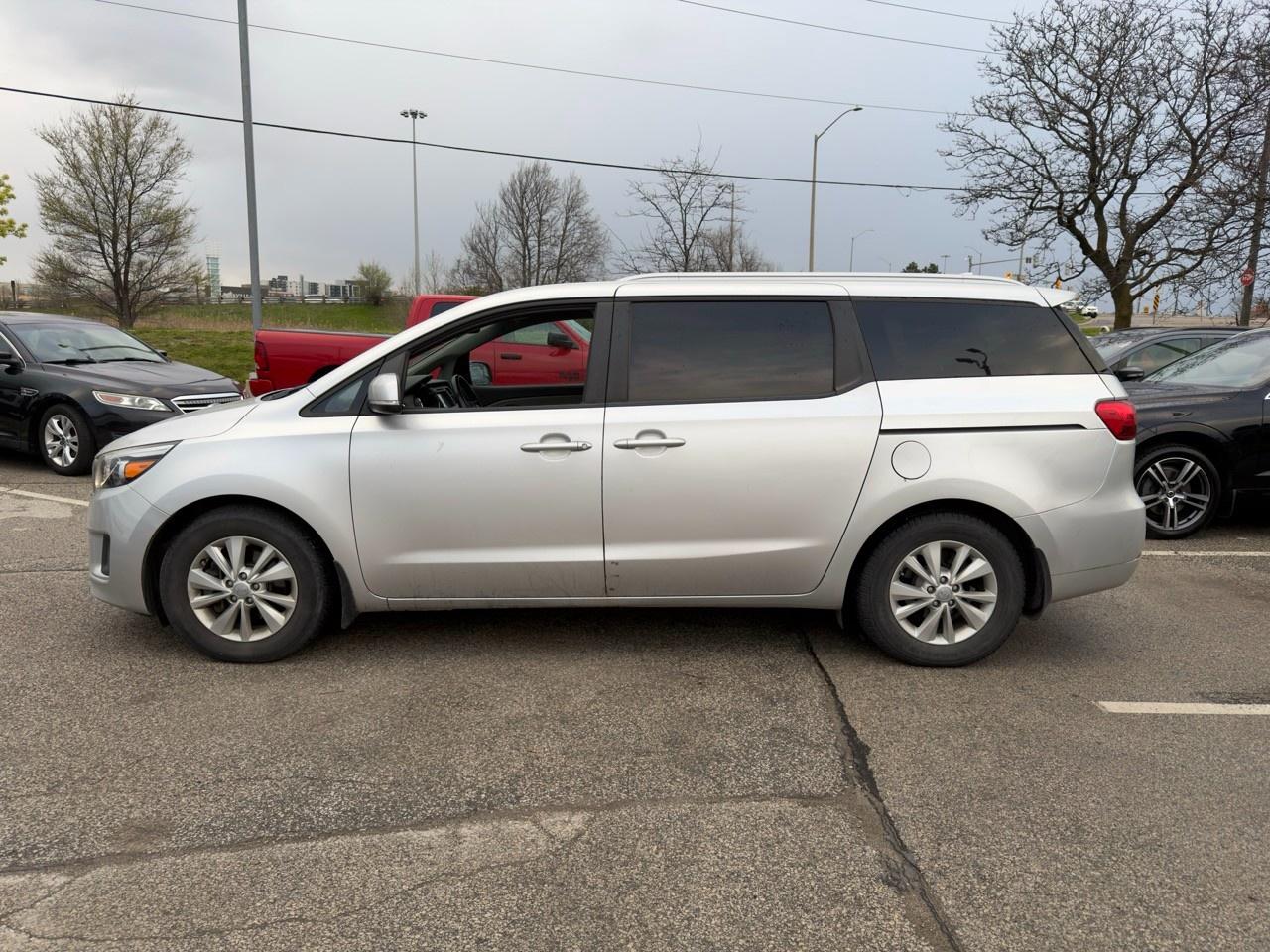 2016 Kia Sedona LX STERLING METALLIC | GRAY YES ESSENTIALS ANTI-STAIN PREMIUM CLOTH Photo