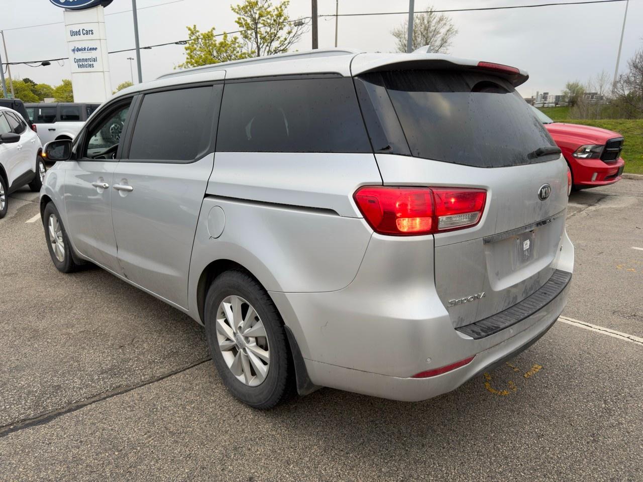 2016 Kia Sedona LX STERLING METALLIC | GRAY YES ESSENTIALS ANTI-STAIN PREMIUM CLOTH Photo