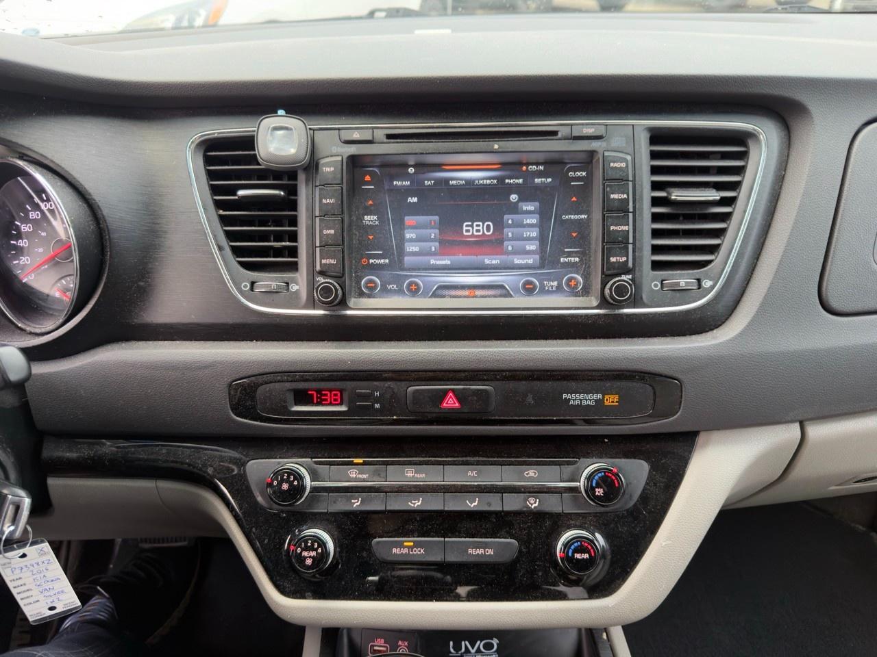 2016 Kia Sedona LX STERLING METALLIC | GRAY YES ESSENTIALS ANTI-STAIN PREMIUM CLOTH Photo