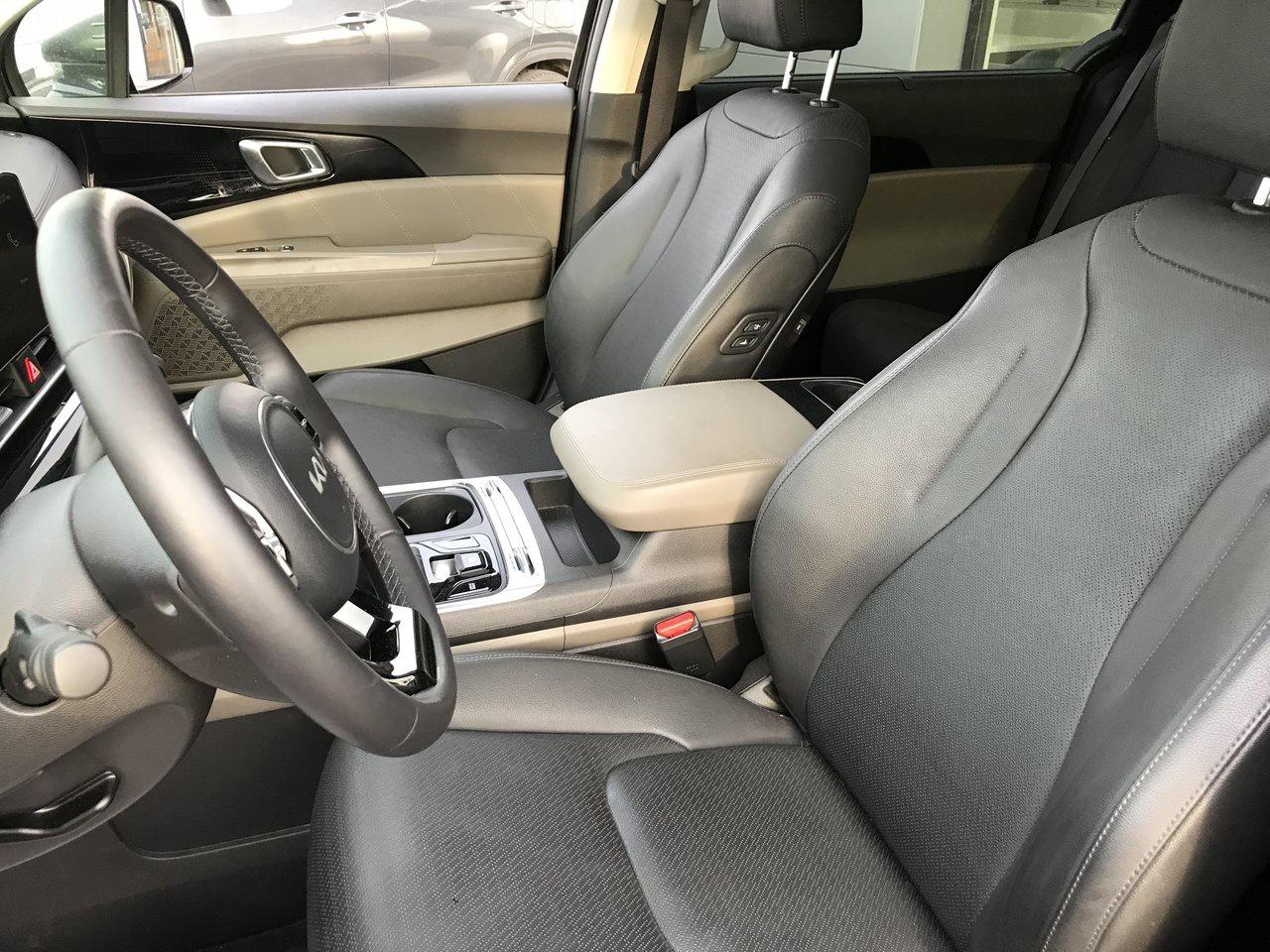 2025 Kia Carnival SX Pkg.   One Owner   No Accidents Photo