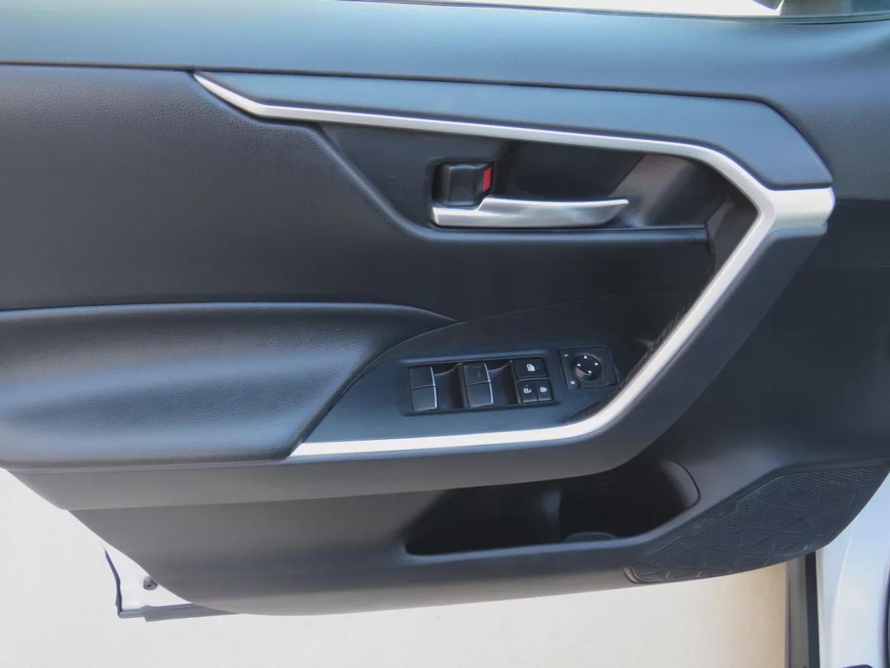 2019 Toyota RAV4 Hybrid XLE | Clean Carfax Report | No Accidents | AWD | Alloy Rims | Sunroof | Leather Trim | Heated Seats + Steering Wheel | Photo