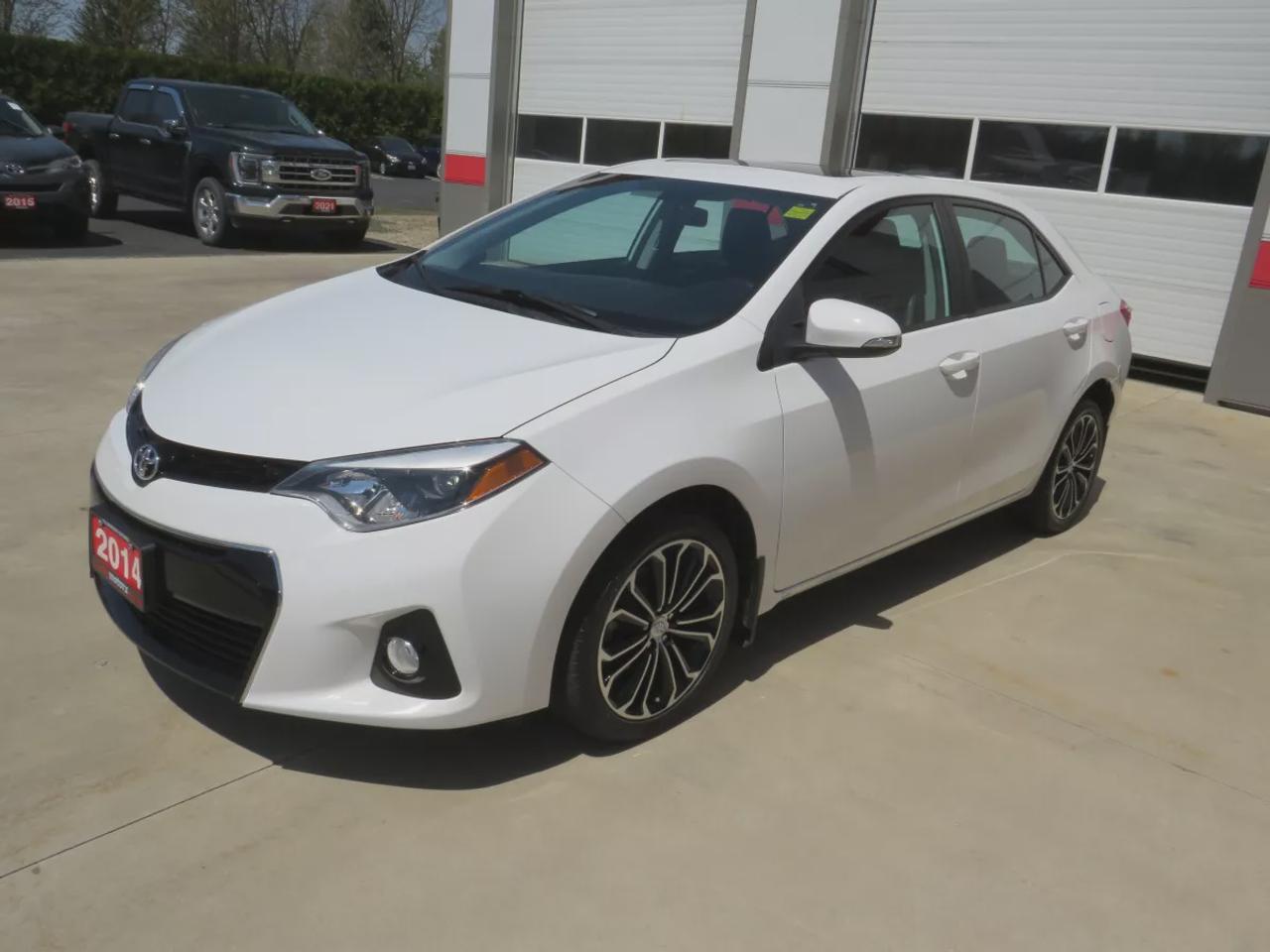 2014 Toyota Corolla S | Clean Title No Accidents | Leather | Sunroof | Alloy Rims | Digital Touchscreen | Heated Seats | Reverse Camera | Photo