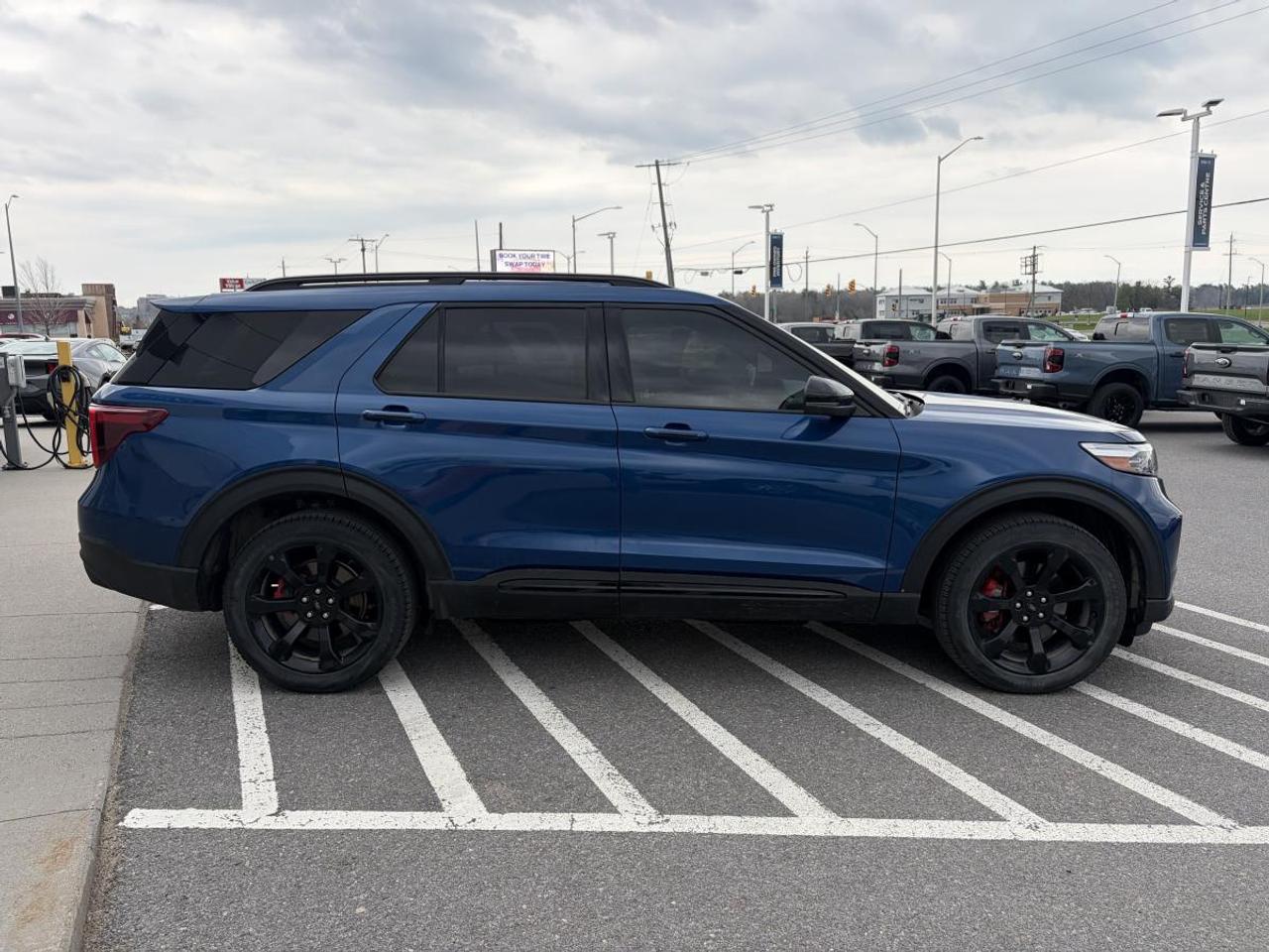 2023 Ford Explorer ST Photo4