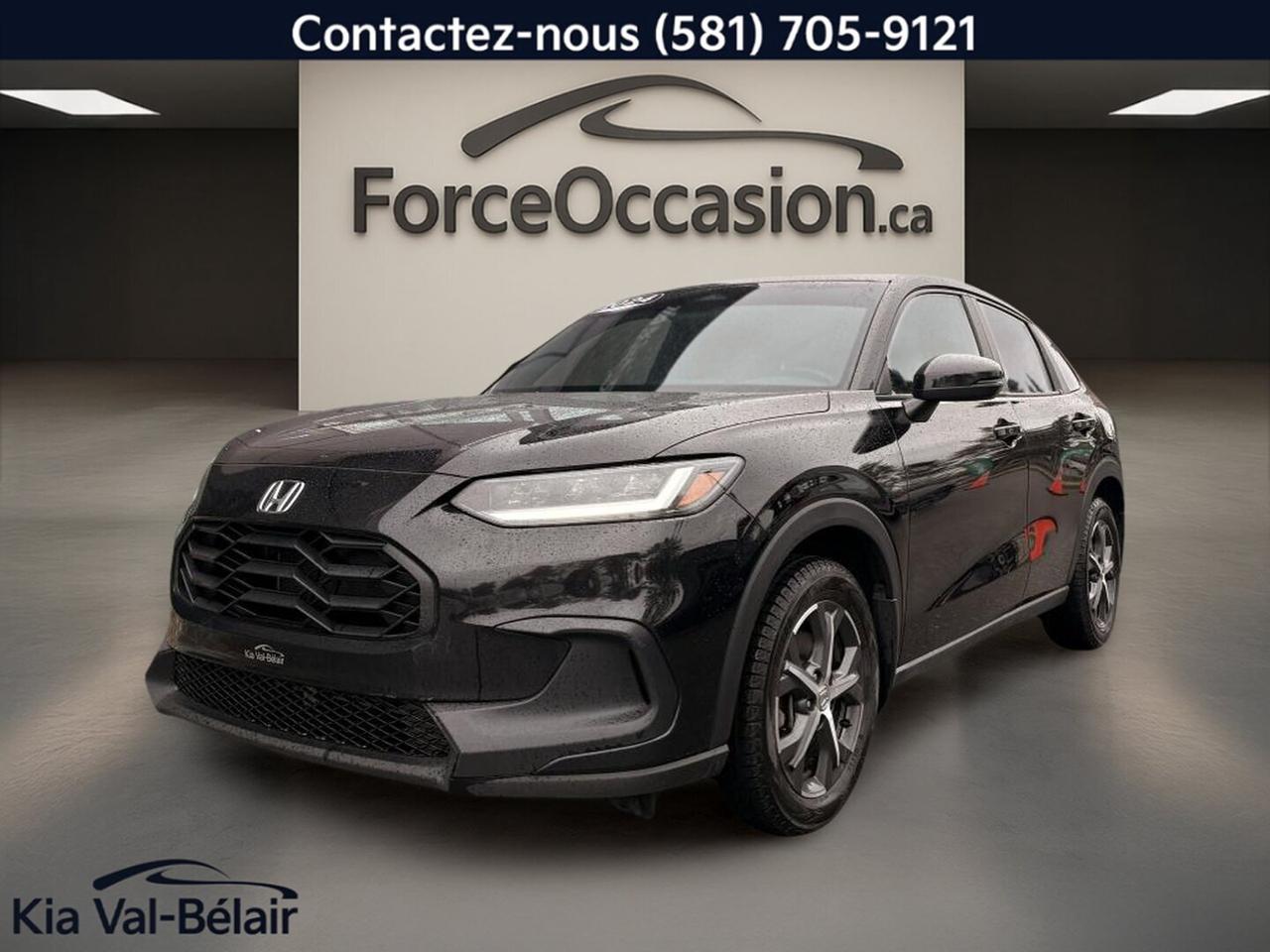 Jamais accidenté // Un seul propriétaire // Inspecté en 135 points

Le Honda HR-V SPORT-B * AWD * 2024 usagé proposé chez Kia Val-Bélair à Québec se présente dans une combinaison noir extérieur et noir intérieur au style sobre. Avec 68 505 km à lodomètre, ce VUS à 4 portes mise sur un moteur 2,0 litres à essence, une transmission CVT et le rouage intégral.

CARACTÉRISTIQUES DE SÉCURITÉ AVANCÉES
»» Avertissement de sortie de voie inclus
»» Caméra de recul pour manoeuvres simplifiées
»» Système de freinage antiblocage ABS
»» Contrôle de stabilité et surveillance des pneus

PERFORMANCE ET EFFICACITÉ
»» Moteur 2,0 litres à essence sans plomb
»» Transmission à variation continue CVT
»» Rouage intégral pour motricité accrue
»» Direction assistée et régulateur de vitesse

CONFORT
»» Sièges avant chauffants pour temps froid
»» Climatisation automatique à deux zones
»» Démarrage par bouton-poussoir pratique
»» Démarreur à distance et vitres électriques

TECHNOLOGIE ET CONNECTIVITÉ
»» Intégration Bluetooth pour appels mains libres
»» Commandes audio pratiques au volant
»» Phares automatiques à DEL
»» Rétroviseurs électriques chauffants avec clignotants

ESPACE DE CHARGEMENT
»» Accès pratique au coffre arrière
»» 4 portes pour accès quotidien facile
»» Banquette et coffre utiles au quotidien
»» Pneu de secours inclus à bord

APPRÉCIÉ DES AUTRES PROPRIÉTAIRES
»» Consommation raisonnable pour un VUS AWD
»» Format facile à stationner en ville
»» Position de conduite appréciée au quotidien
»» Commandes simples et faciles à comprendre

GARANTIE
»» Garantie légale seulement
»» Garantie dusage
»» Garantie de durée raisonnable
»» Garantie contre les vices cachés

Ce Honda HR-V SPORT-B * AWD * 2024 usagé convient bien à lacheteur qui recherche un format polyvalent, une présentation soignée et des équipements utiles au quotidien. Le toit ouvrant en verre, les sièges avant chauffants, la caméra de recul et le démarreur à distance ajoutent des éléments concrets appréciés dans lusage de tous les jours.

Son habitacle noir conserve une allure discrète et actuelle, tandis que les vitres teintées, laileron arrière et les phares à DEL complètent sa présentation extérieure. Ce VUS mise sur des fonctions simples à utiliser, comme le contrôle automatique de la température, les serrures de sécurité enfant et le verrouillage automatique des portes.

Pour la conduite à Québec et ailleurs, le rouage intégral, les rétroviseurs chauffants et le dégivreur de vitre arrière apportent des avantages utiles durant la saison froide. Avec ses 67 941 km, ce Honda HR-V SPORT-B * AWD * 2024 offre une combinaison intéressante de format, déquipement et de polyvalence pour un usage quotidien.

Le NIV de ce Honda HR-V SPORT-B * AWD * 2024 est le 3CZRZ2H57RM100576 .

Garantie prolongée disponible, livraison en 48h