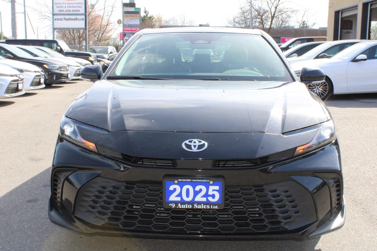 2025 Toyota Camry SE CVT hybrid Photo