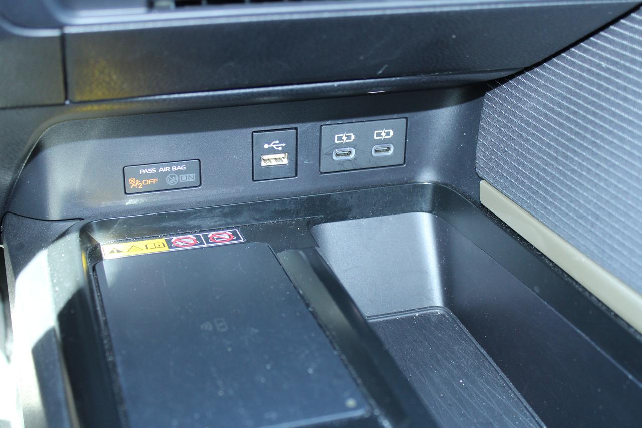 2025 Toyota Camry SE CVT hybrid Photo