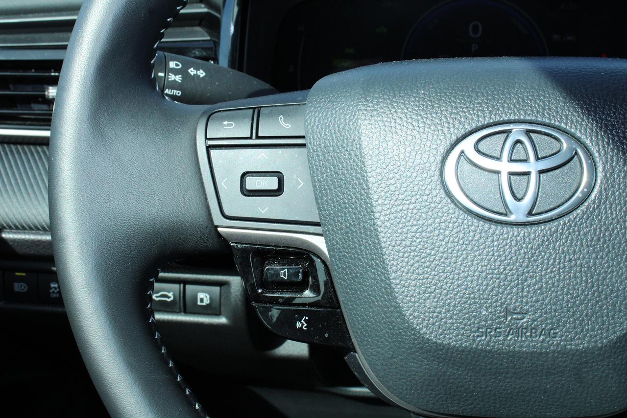 2025 Toyota Camry SE CVT hybrid Photo