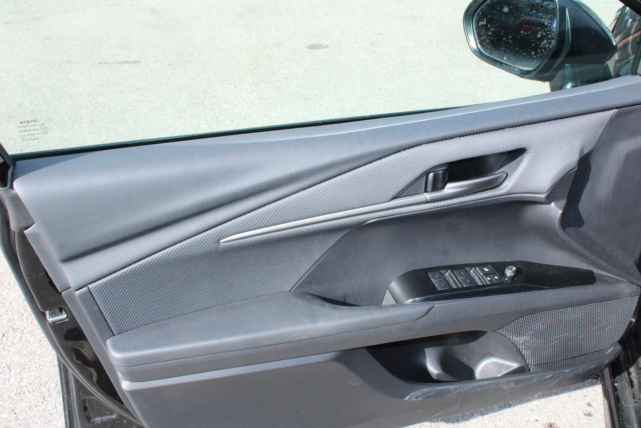 2025 Toyota Camry SE CVT hybrid Photo