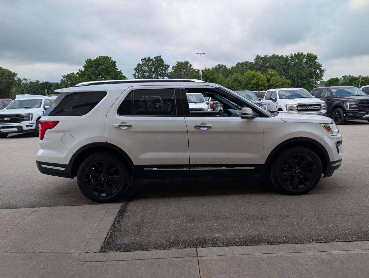 2019 Ford Explorer Limited 4WD Photo3
