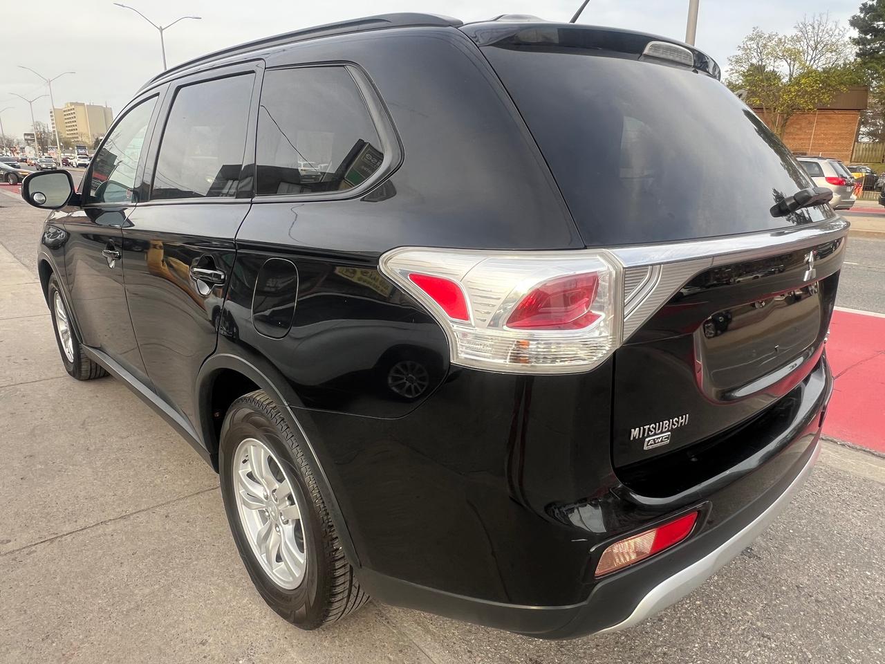 2015 Mitsubishi Outlander 7 SEATS- 4WD- HEATED SEATS Photo
