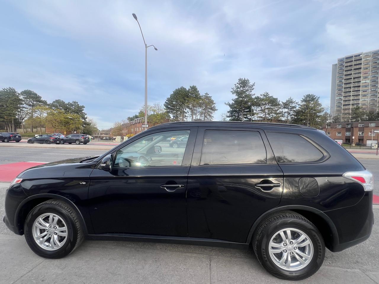 2015 Mitsubishi Outlander 7 SEATS- 4WD- HEATED SEATS Photo