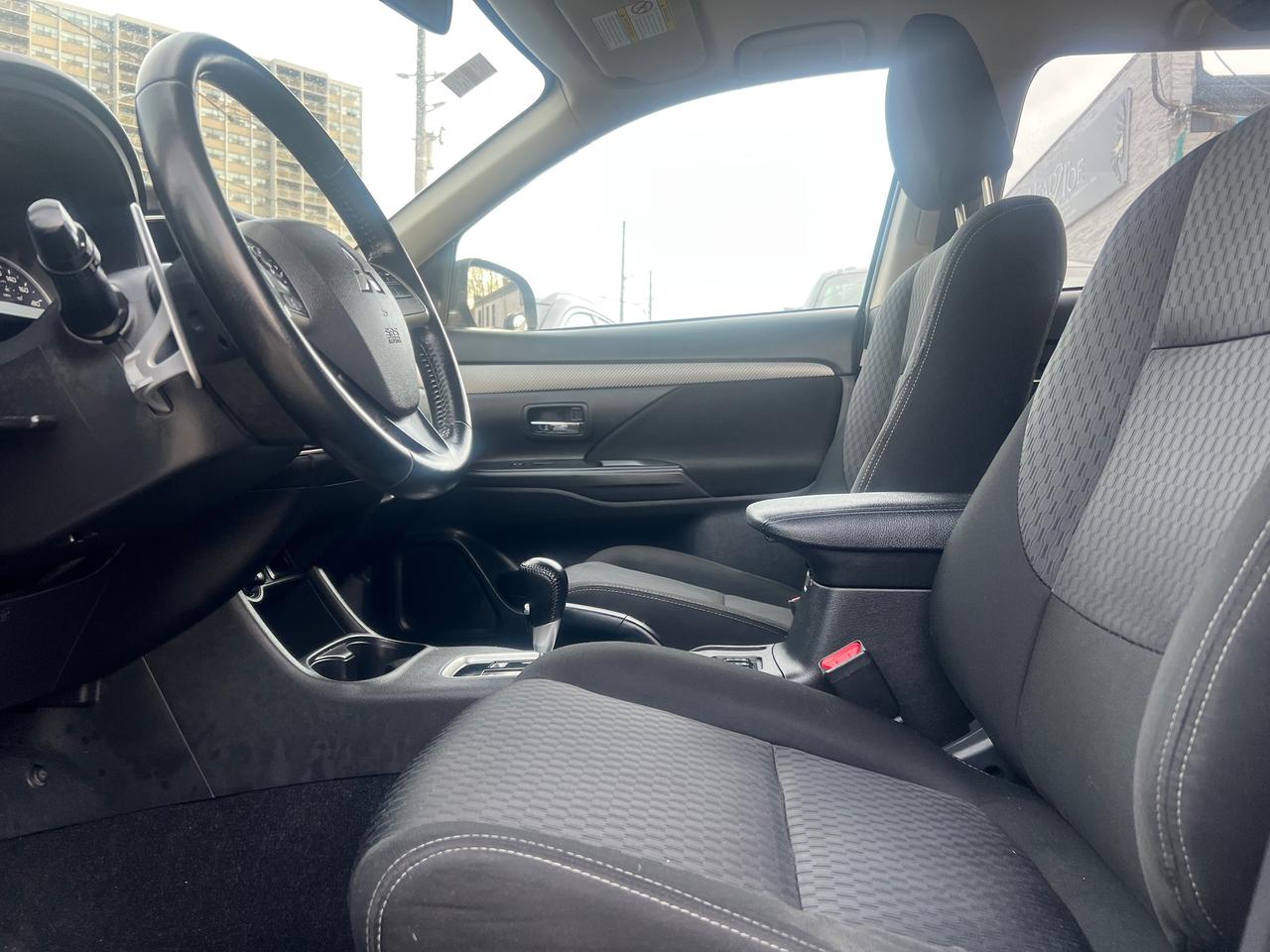 2015 Mitsubishi Outlander 7 SEATS- 4WD- HEATED SEATS Photo