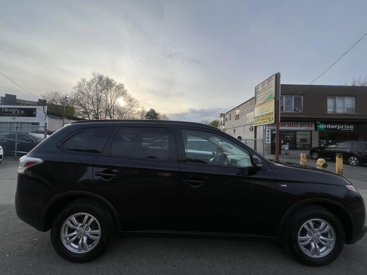 2015 Mitsubishi Outlander 7 SEATS- 4WD- HEATED SEATS Photo