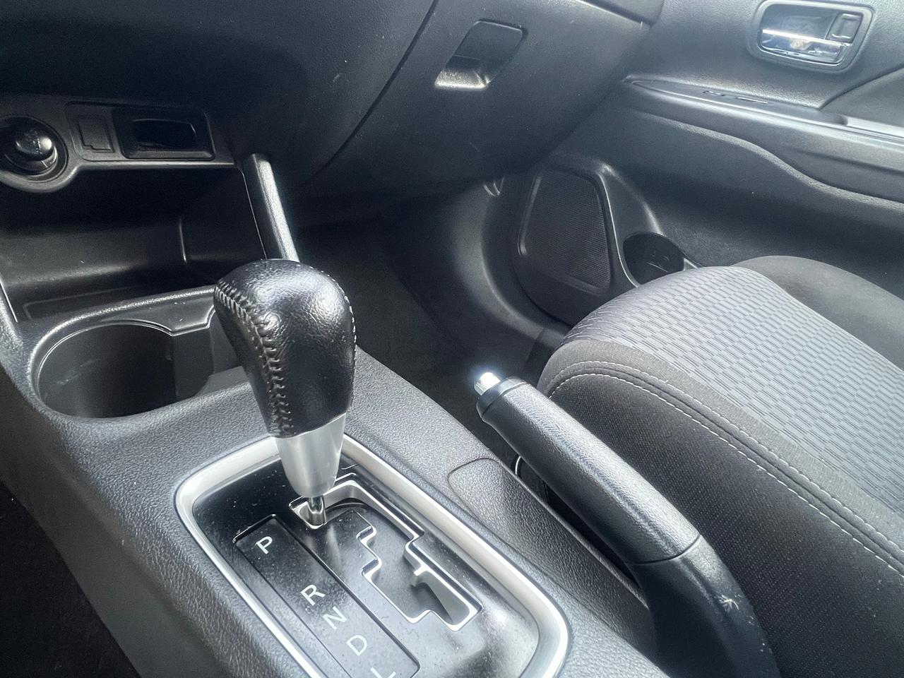 2015 Mitsubishi Outlander 7 SEATS- 4WD- HEATED SEATS Photo