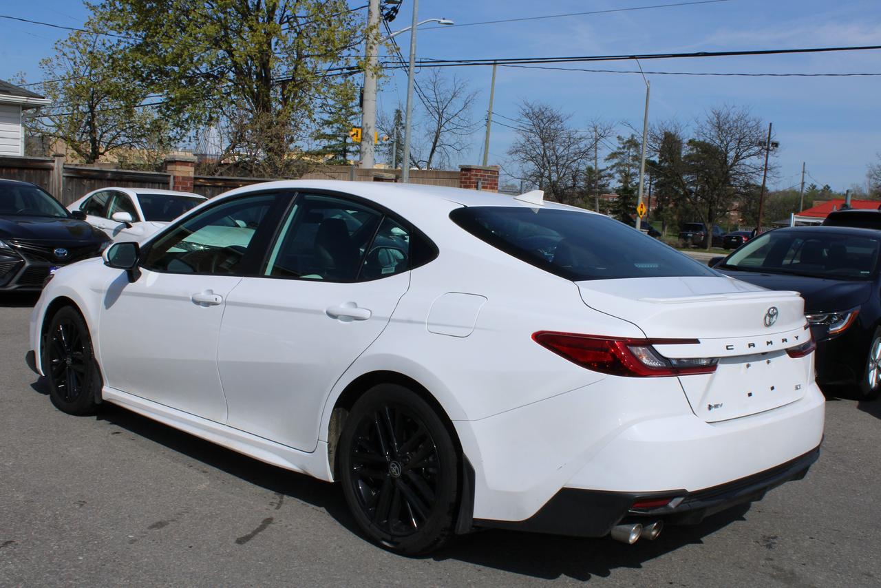 2025 Toyota Camry SE Hybris Photo