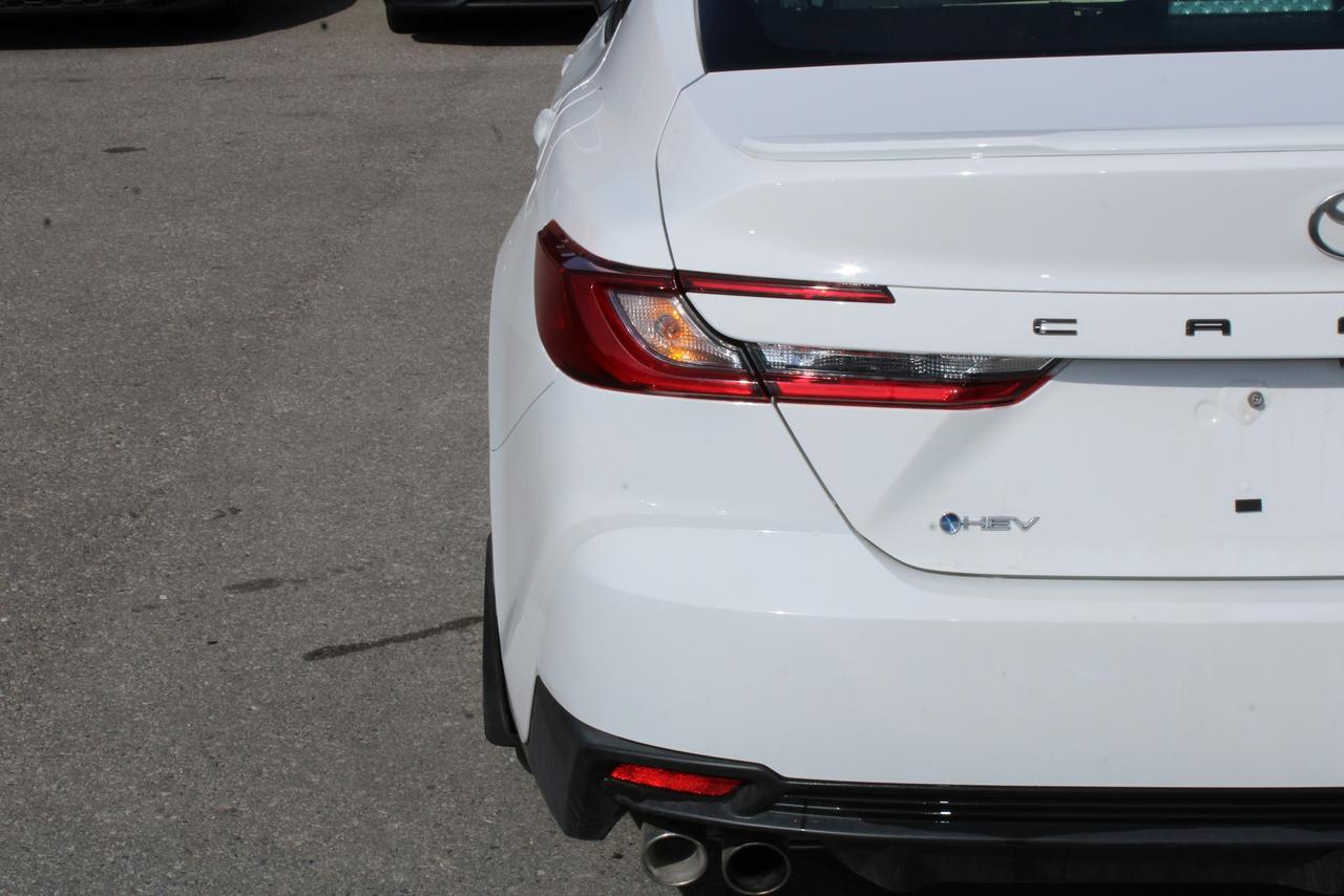2025 Toyota Camry SE Hybris Photo