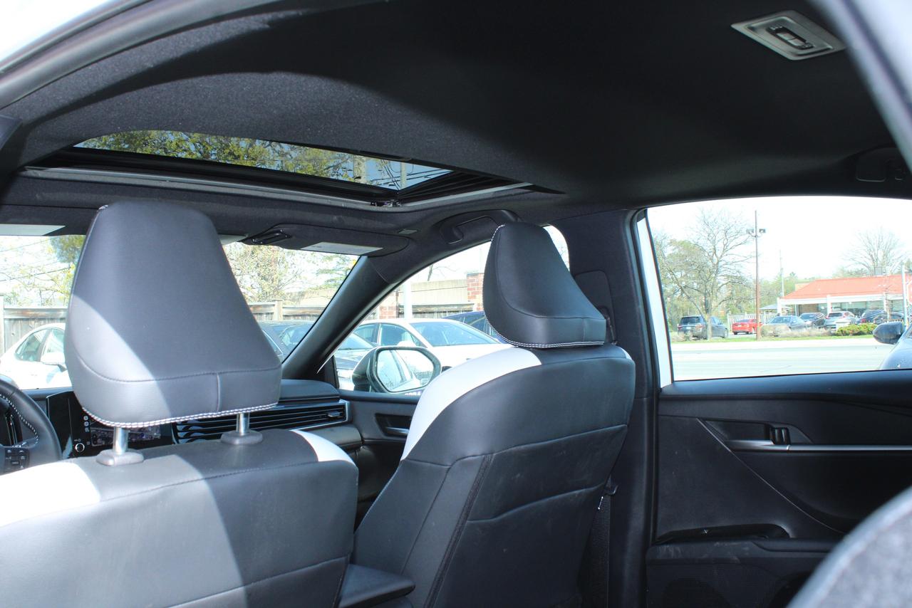 2025 Toyota Camry SE Hybris Photo