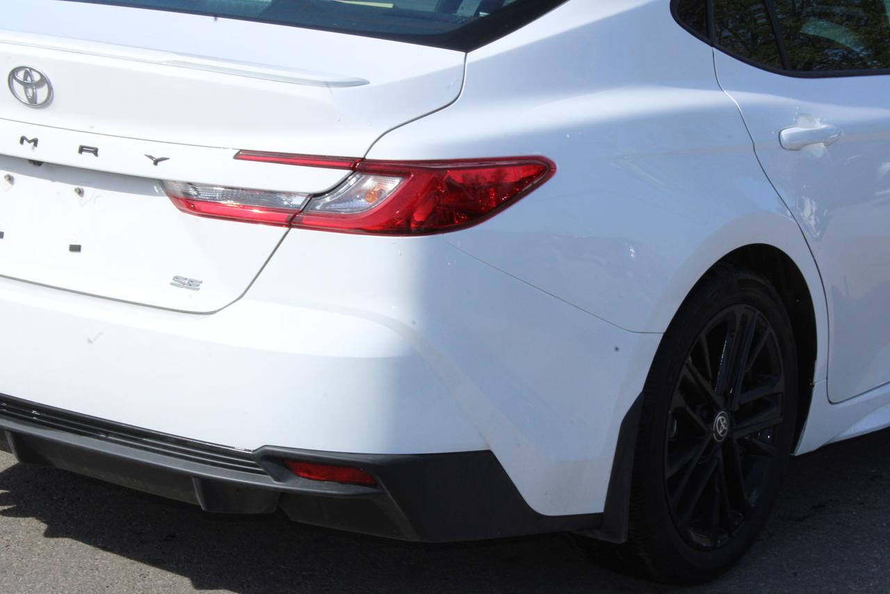 2025 Toyota Camry SE Hybris Photo
