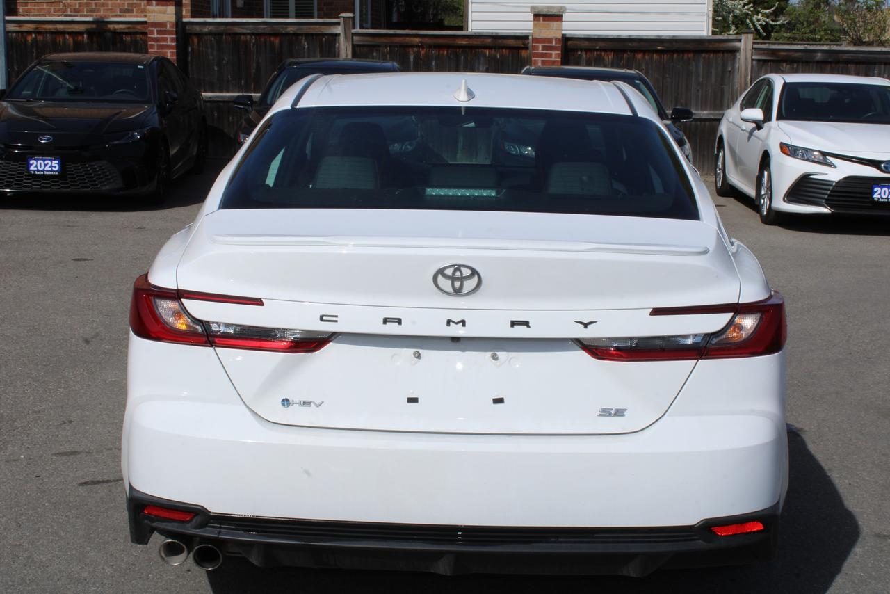 2025 Toyota Camry SE Hybris Photo