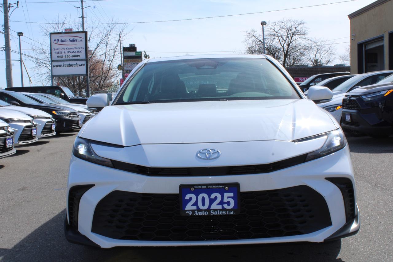 2025 Toyota Camry SE Hybris Photo