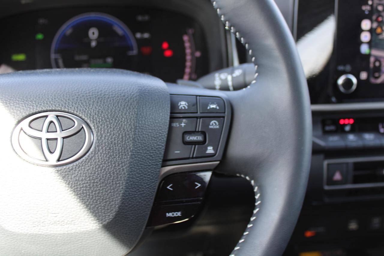 2025 Toyota Camry SE Hybris Photo