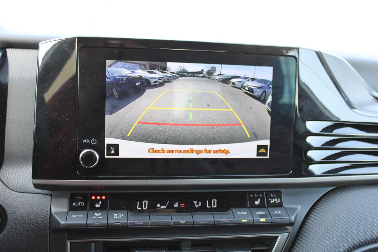2025 Toyota Camry SE Hybris Photo
