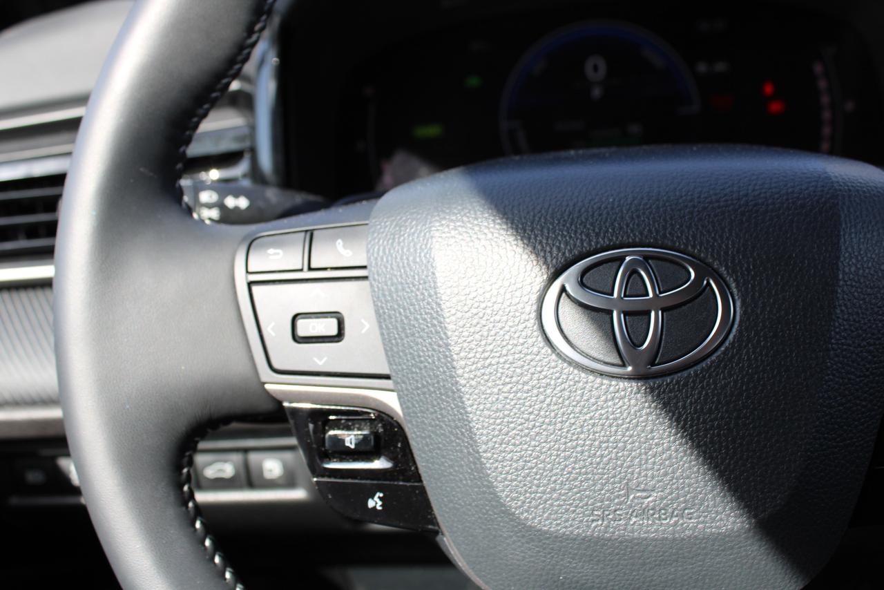 2025 Toyota Camry SE Hybris Photo