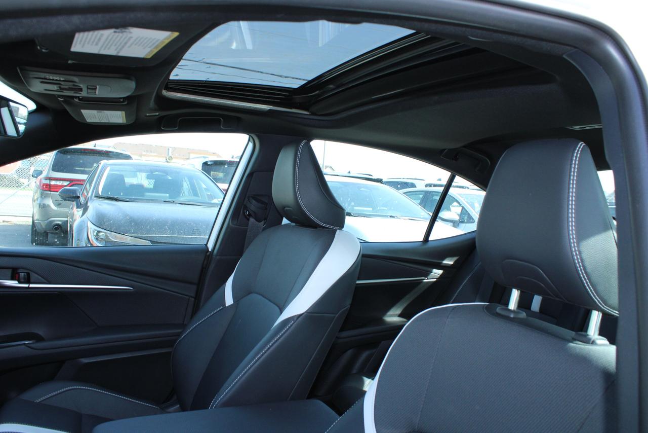 2025 Toyota Camry SE Hybris Photo