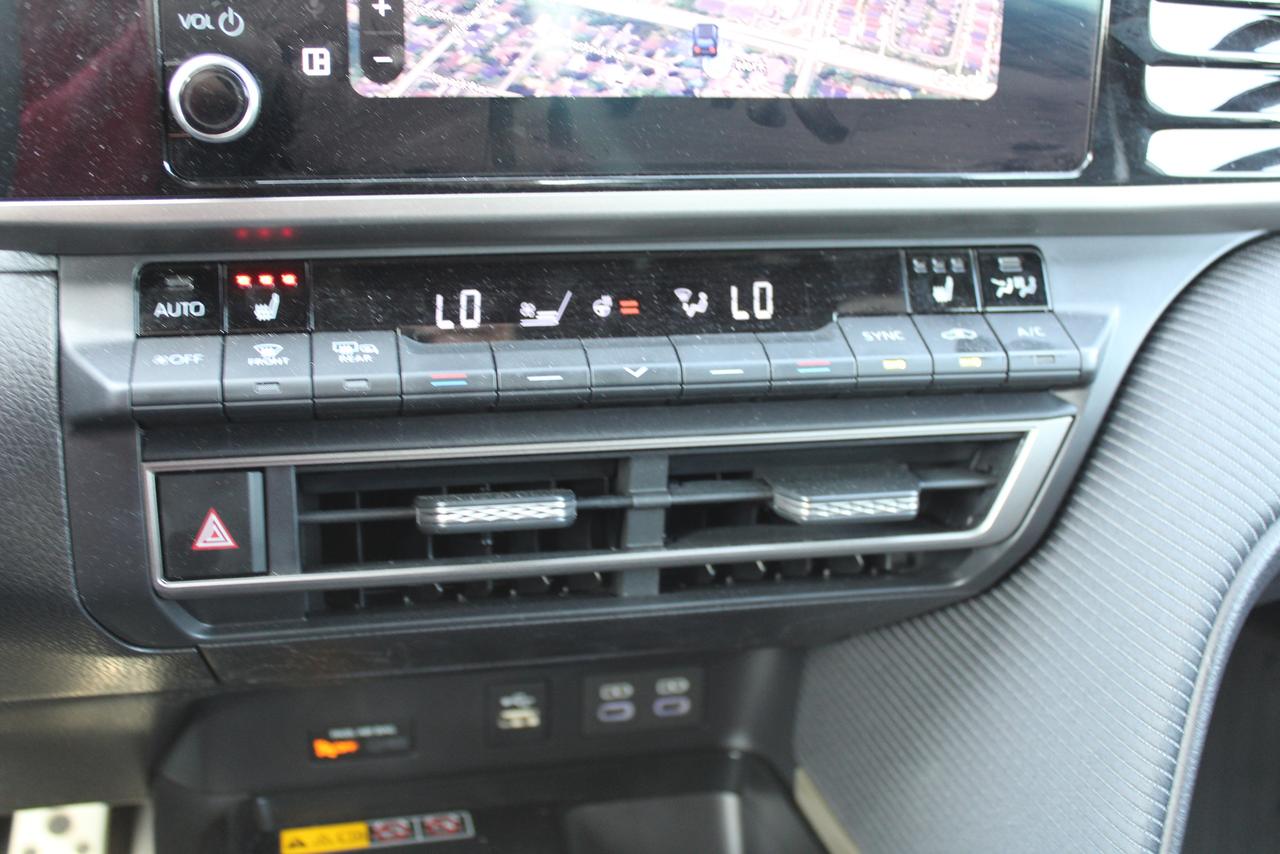 2025 Toyota Camry SE Hybris Photo
