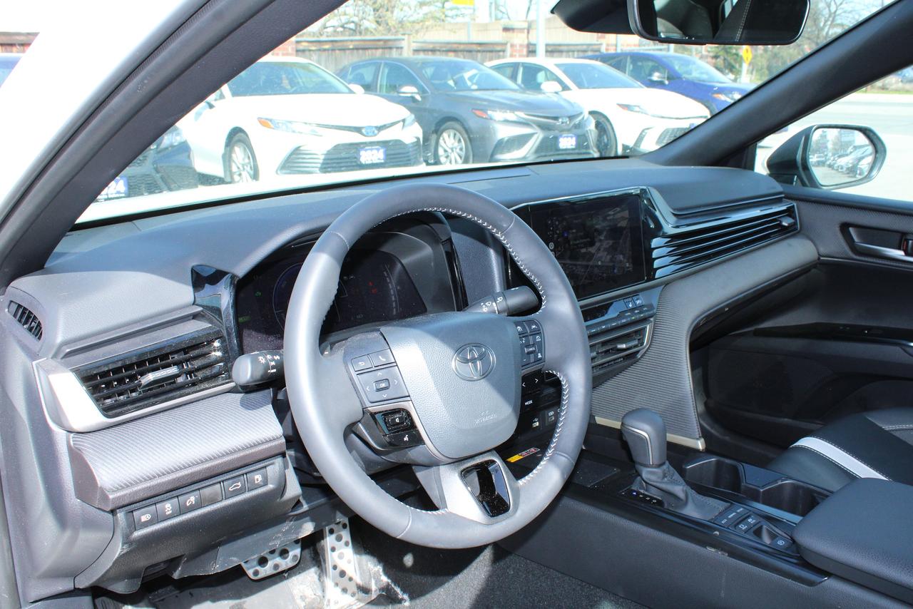 2025 Toyota Camry SE Hybris Photo